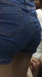 蓝色紧身牛仔短裤美眉极品饱满翘臀