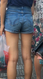 街拍牛仔热裤少女