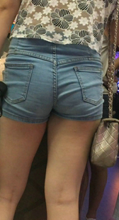 紧绷蓝色牛仔短裤美眉极品饱满圆润翘臀