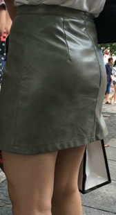 包臀短皮裙美眉性感饱满翘臀