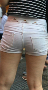 街拍两个紧绷牛仔短裤美眉极品圆润翘臀