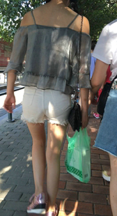 白色短裤高挑身材美眉去地铁站