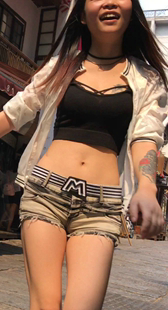 牛仔热裤长发美眉骚气十足