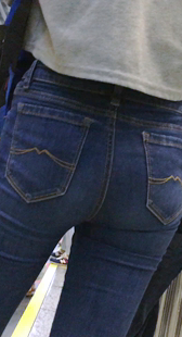 大屁股牛仔裤等地铁