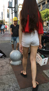 白色紧身牛仔短裤长发美眉性感圆润翘臀