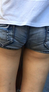 蓝色紧绷牛仔短裤美眉性感圆润翘臀