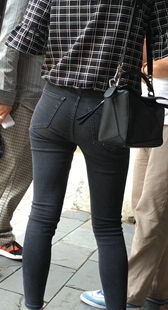 黑色紧身铅笔牛仔裤好身材美眉性感翘臀