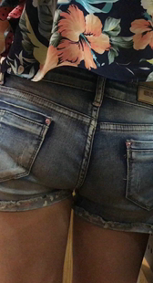 蓝色牛仔短裤美眉性感紧臀