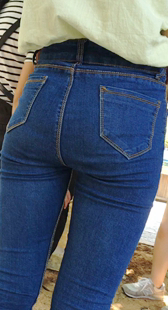 蓝色紧身牛仔裤饱满圆润大屁股美眉