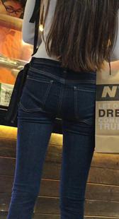 长发美女蓝色紧身牛仔裤模特身材极品大长腿