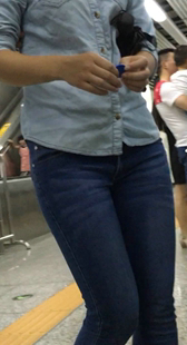 地铁站候车的紧身牛仔裤丰满圆臀美眉