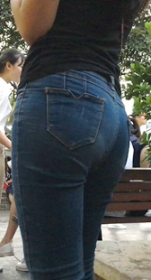 蓝色牛仔裤饱满圆润翘臀少妇