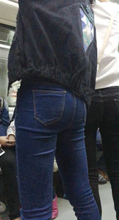 黑色紧身牛仔裤性感圆润翘臀美眉