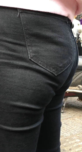 黑色紧身牛仔裤美眉极品饱满圆润翘臀