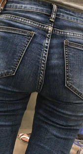 蓝色紧身牛仔裤饱满翘臀美眉