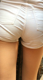 白色紧身短裤饱满圆润大屁股