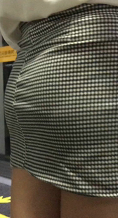格子包臀短裙美眉