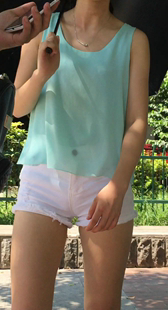 白色热裤美腿小少妇