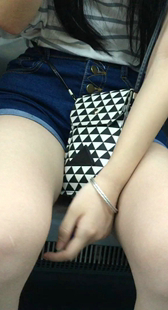 地铁蓝色紧身牛仔短裤小妹