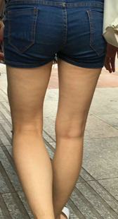街拍牛仔短裤子少女