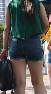 蓝色紧绷牛仔短裤大屁屁