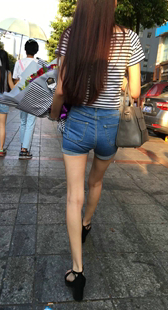 蓝色紧身牛仔短裤高挑身材