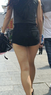 牛仔热裤极品翘臀美眉