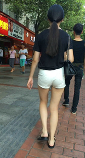 牛仔热裤翘臀漂亮美眉