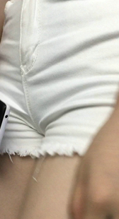 白色牛仔热裤饱满圆臀美眉