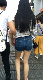 牛仔紧绷热裤极品圆润翘臀美眉