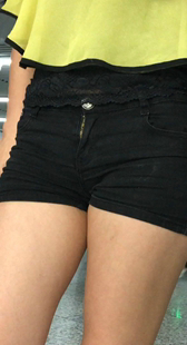 地铁性感黑短裤肥三角