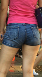 超紧短裤翘臀少女