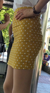 公交站花裙少妇等车