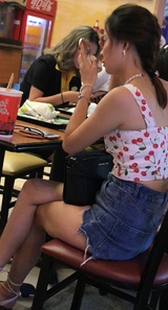 细腰肥臀短裤少女