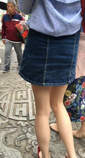 古街牛仔短裙小妹