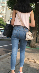 紧身蓝牛美女等公交