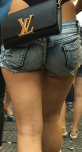 细腰饱满翘臀牛仔短裤少妇