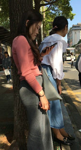 灰紧翘臀包裙小少妇