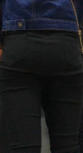 黑紧打底裤少妇来排队