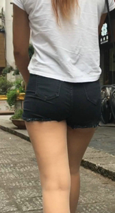 紧身黑牛仔短裤少妇