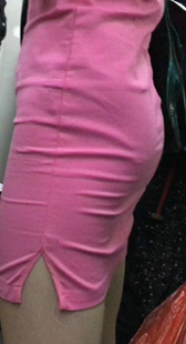 公交粉裙翘臀内痕紧