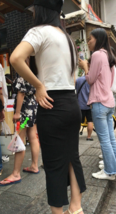 古街贴身黑长裙少女