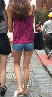 古街牛仔短裤紧臀少妇