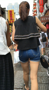 街拍紧身牛仔短裤熟女