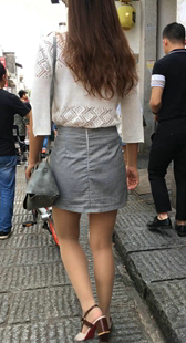 古街条纹短裙小妹