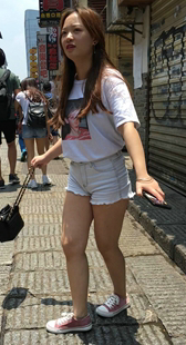 白紧牛仔短裤熟女