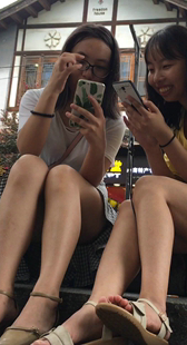 路边休息大长腿两妹子