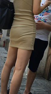 紧身黄裙紧内痕包臀少妇