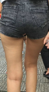 牛仔短裤深沟长腿少妇