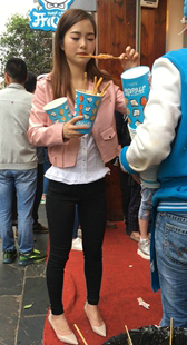 超紧高跟黑裤美女